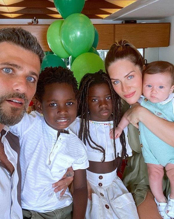 Giovanna Ewbank, Bruno Gagliasso e os filhos Bless, Titi e Zyan, que completa cinco meses de vida