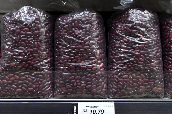 Itens da cesta básica no supermercado por Fernando Madeira
