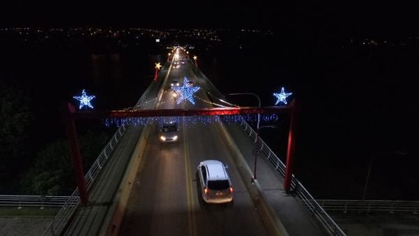 Natal 2020: em Colatina, Noroeste do Espírito Santo, praça e Ponte do Rio Doce foram enfeitadas com árvore gigante e portal iluminado