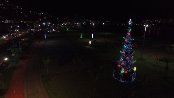 Natal 2020: em Colatina, Noroeste do Espírito Santo, praça e Ponte do Rio Doce foram enfeitadas com árvore gigante e portal iluminado