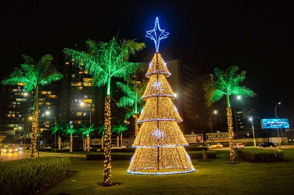 Natal 2020: Trevo da Avenida Norte Sul, em Vitória, foi um dos 13 pontos que ganhou decoração com árvore natalina gigante com 10 metros de altura