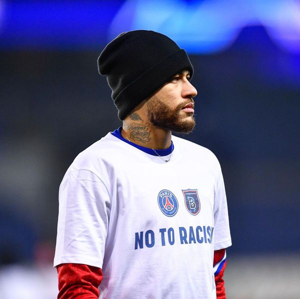Neymar e outros jogadores entraram em campo com camisa com mensagem antiracista