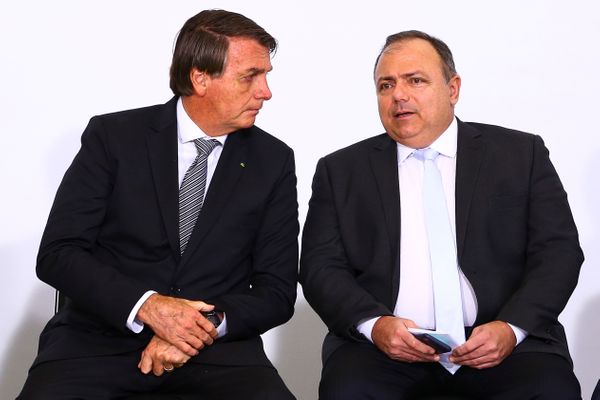 O presidente Jair Bolsonaro e o ministro da Saúde, Eduardo Pazuello, durante cerimônia de lançamento de programa de qualificação do atendimento de agentes comunitários de saúde, o 