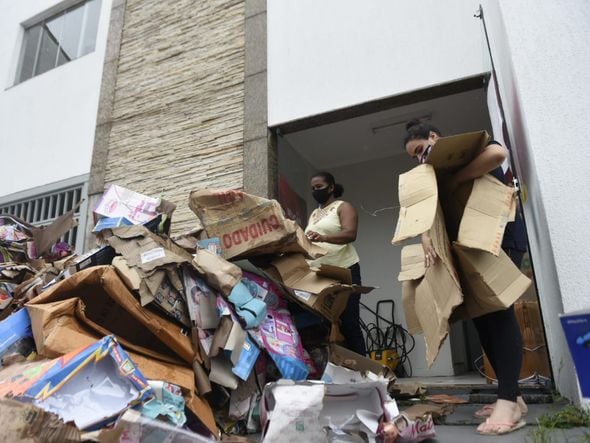 Água da chuva invade loja de brinquedos e causa prejuízo em Laranjeiras, na Serra por Vitor Jubini