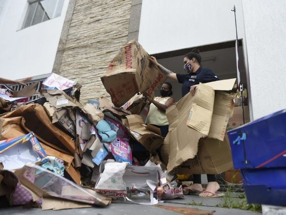 Água da chuva invade loja de brinquedos e causa prejuízo em Laranjeiras, na Serra por Vitor Jubini