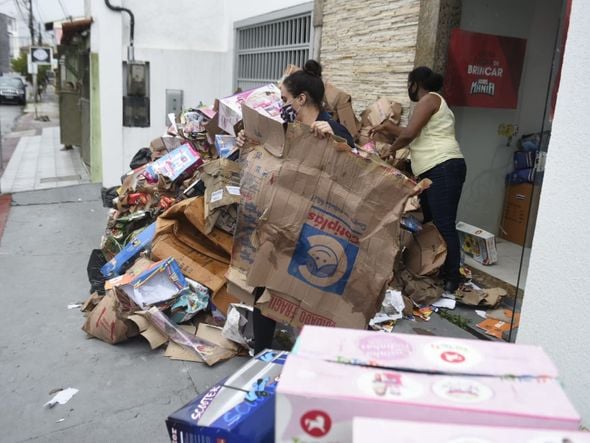 Água da chuva invade loja de brinquedos e causa prejuízo em Laranjeiras, na Serra por Vitor Jubini