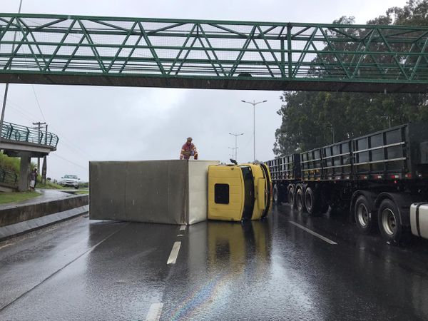 Caminhão tomba na pista da BR 101, em Cariacica 