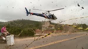 Helicóptero chamou atenção de moradores  por Reprodução/ TV Gazeta