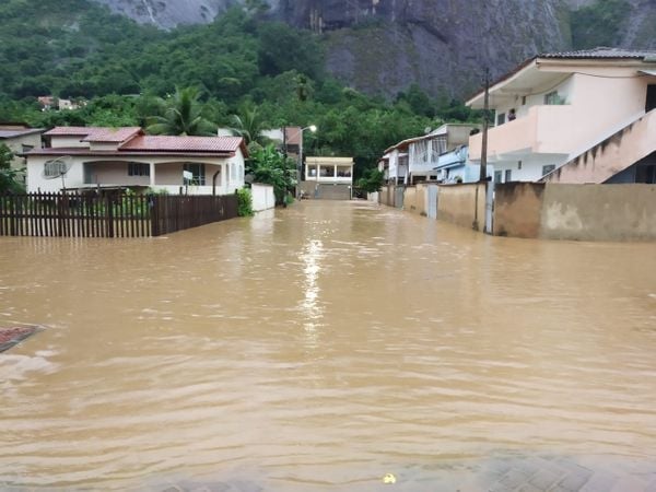 Chuva deixa ruas alagadas em Pancas  por Virgílio Braga