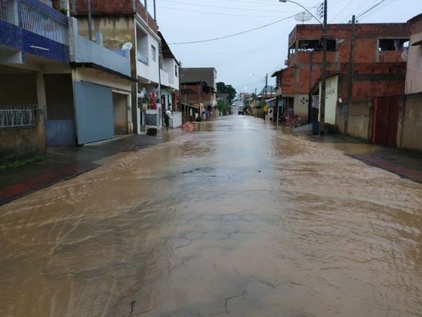 Chuva deixa ruas alagadas em Pancas 