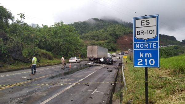 cidente entre carro e carreta mata duas pessoas na BR 101, em Ibiraçu