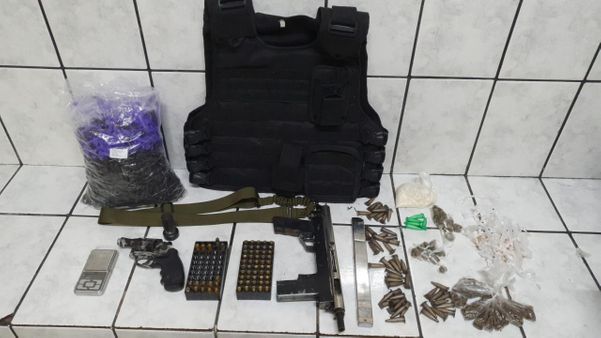 Operação da PM apreende drogas, armas e munições em Cariacica
