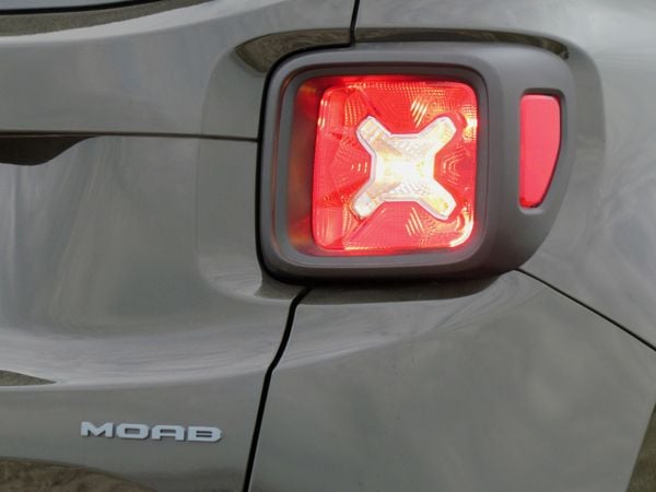 Os faróis não são em leds, como os que equipam as versões mais caras do Renegade