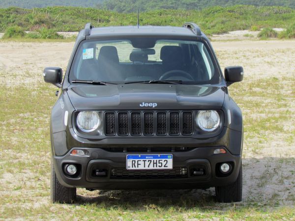 Por fora, o Renegade Moab ostenta o mesmo estilo apresentado pelo primeiro Jeep produzido no Brasil em 2015 