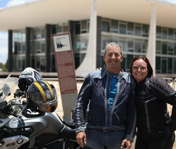 A empresária Hellen Dal Col e o marido, Neudson José, na parada de Brasília da viagem de 40 dias de moto que estão fazendo pelo Brasil