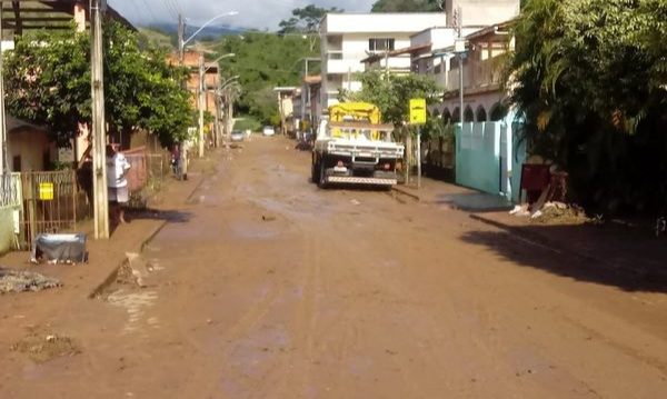 Ruas de Pancas ficam cobertas por lama na manhã desta sexta-feira . Crédito: Defesa Civil de Pancas