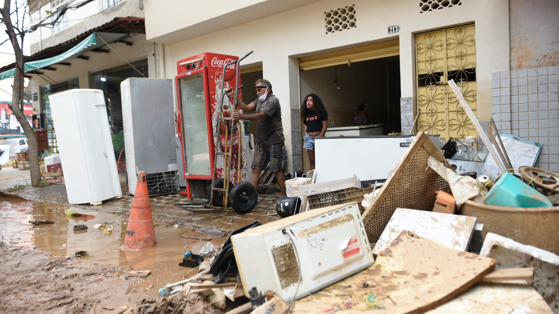 No Centro, pessoas retiram  de dentro das casas móveis e eletrodomésticos destruídos.  