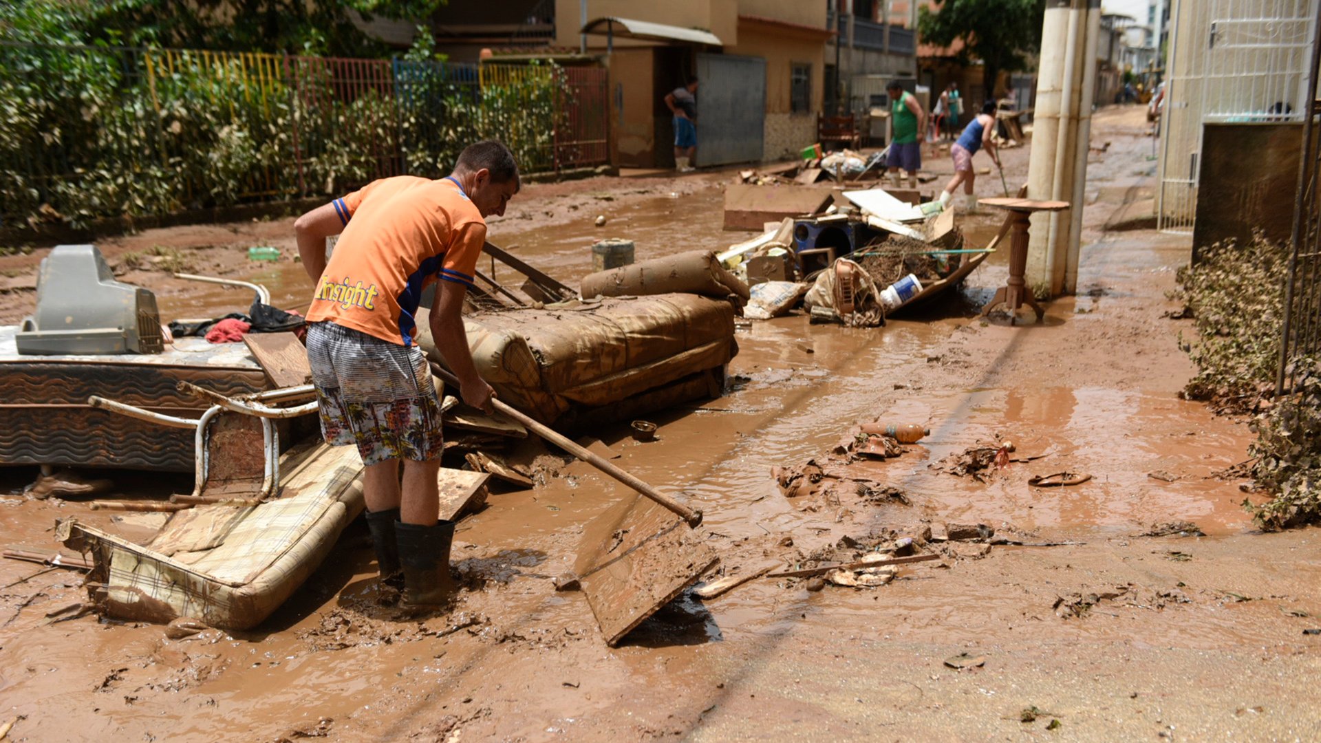 Fotojornalismo: moradores de Castelo limpam casas e ruas após o alagamento