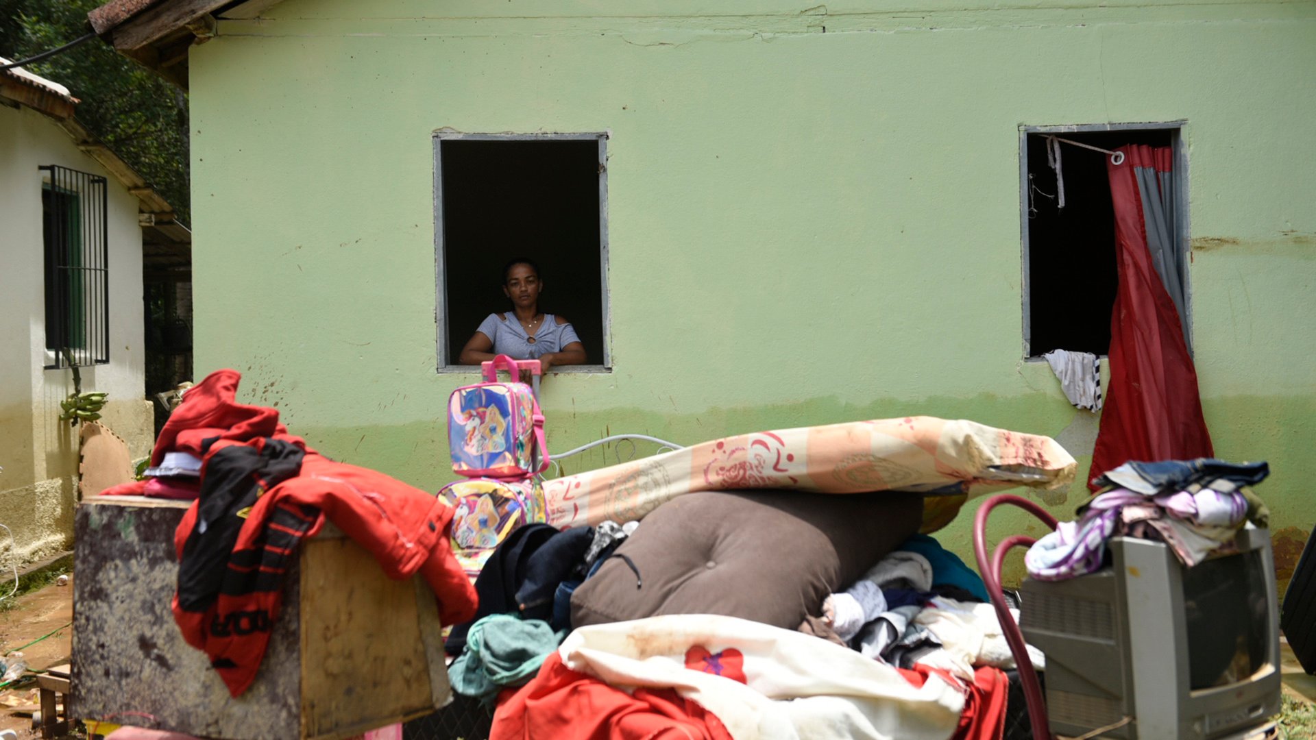 No bairro Volta Redonda moradores limpam as casas