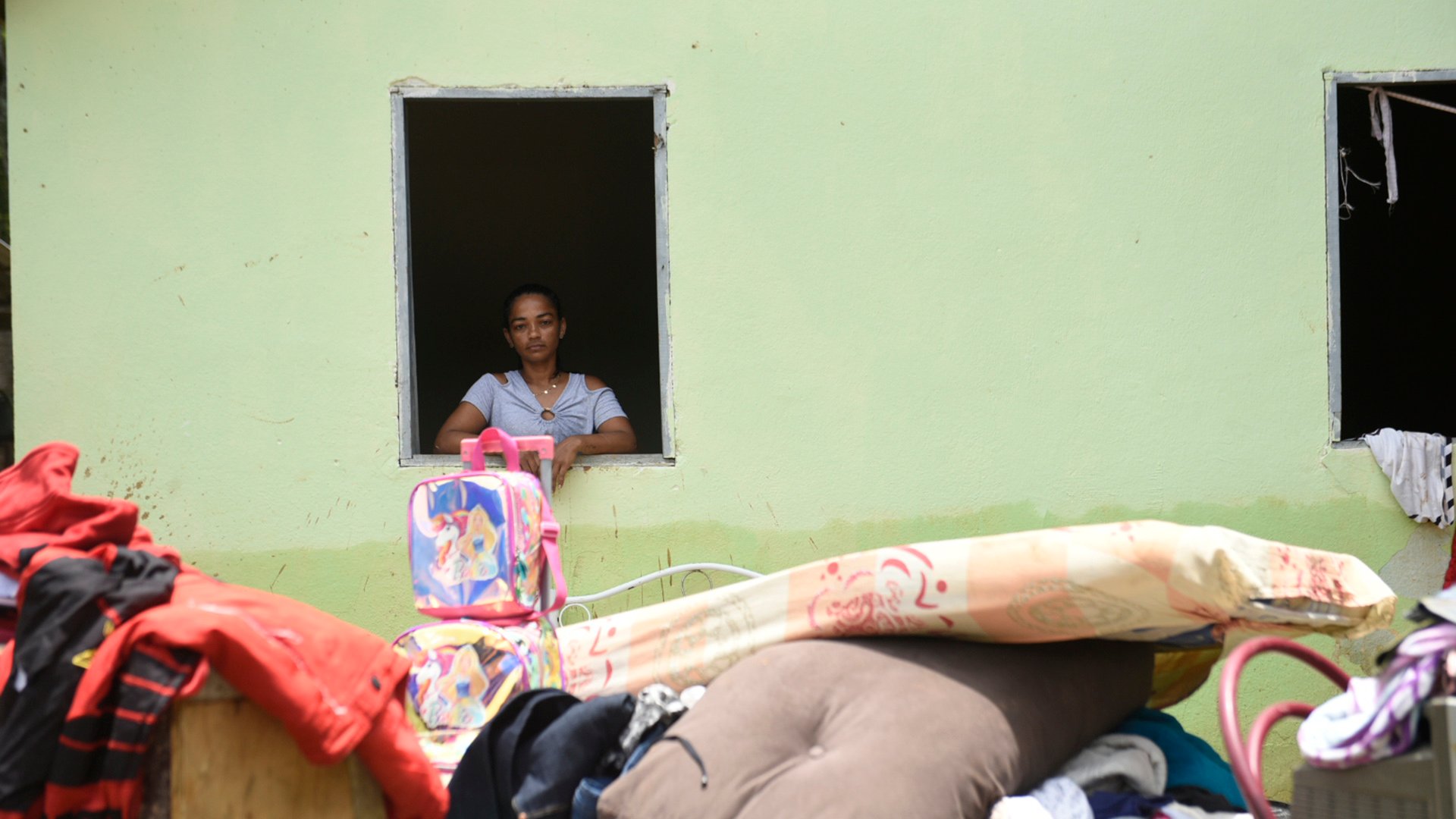 No bairro Volta Redonda moradores limpam as casas