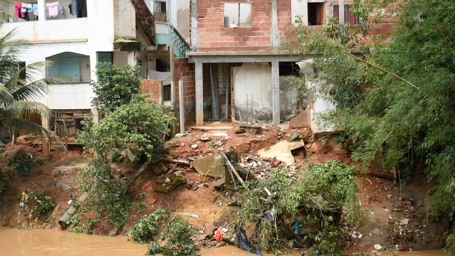 A enchente atingiu as casas que ficam nas margens do rio - Bairro Niterói