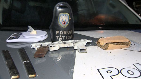 PM apreendeu submetralhadora e drogas