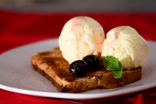 Rabanada de panetone preparada pela chef confeiteira Andréa Souto