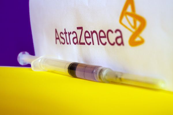 AstraZeneca está no estágio final de desenvolvimento de uma vacina considerada líder contra a Covid-19
