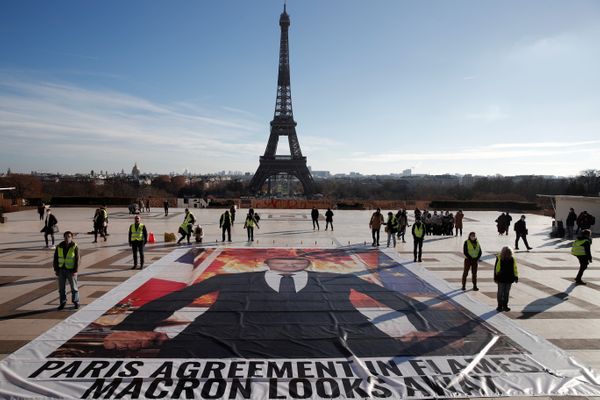 Ativistas do clima marcam quinto aniversário do Acordo de Paris sobre mudanças climáticas, em Paris