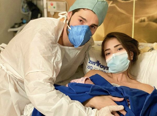 DJ Alok e a médica Romana com a bebê Raika, que nasceu em um parto de emergência devido a complicações da Covid-19 em 2 de dezembro de 2020