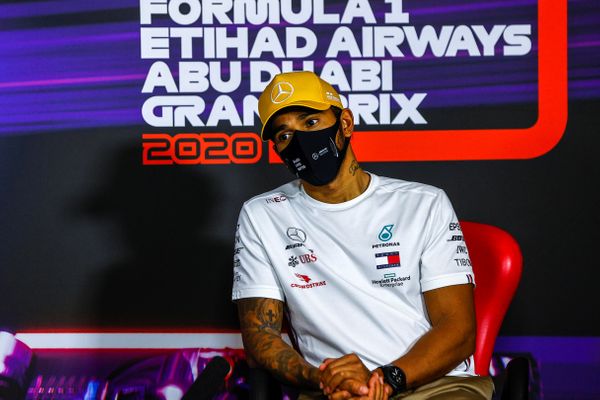 O piloto de F-1 Lewis Hamilton ficou em terceiro em Abu Dhabi