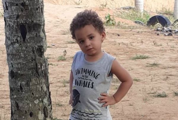 Matheus Rodriges de Almeida morreu enquanto era transferido para Vitória. Ele foi baleado enquanto brincava no quintal em São Gabriel da Palha. Dois homens discutiam por um chapéu