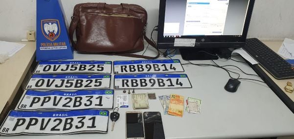 Placas, bolsa, celulares e dinheiro foram os objetos recuperados pela Polícia Militar, na Serra, após roubo a carros