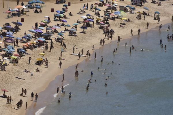 Praia da Costa, em Vila Velha, lotada no dia 13/12/2020, em meio a pandemia e ao crescimento de casos da Covid-19 por Ricardo Medeiros