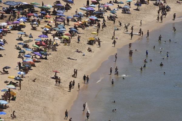 Praia da Costa, em Vila Velha, lotada no dia 13/12/2020, em meio a pandemia e ao crescimento de casos da Covid-19 por Ricardo Medeiros