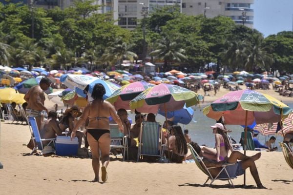 Praia da Costa, em Vila Velha, lotada no dia 13/12/2020, em meio a pandemia e ao crescimento de casos da Covid-19 por Ricardo Medeiros