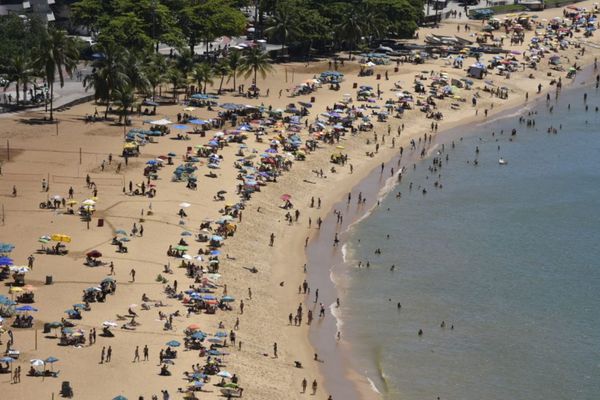 Praia da Costa, em Vila Velha, lotada no dia 13/12/2020, em meio a pandemia e ao crescimento de casos da Covid-19 no ES