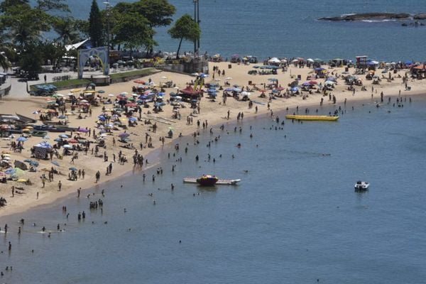 Praia da Costa, em Vila Velha, lotada no dia 13/12/2020, em meio a pandemia e ao crescimento de casos da Covid-19 no ES