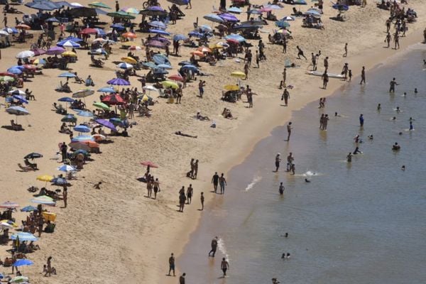 Praia da Costa, em Vila Velha, lotada no dia 13/12/2020, em meio a pandemia e ao crescimento de casos da Covid-19 por Ricardo Medeiros