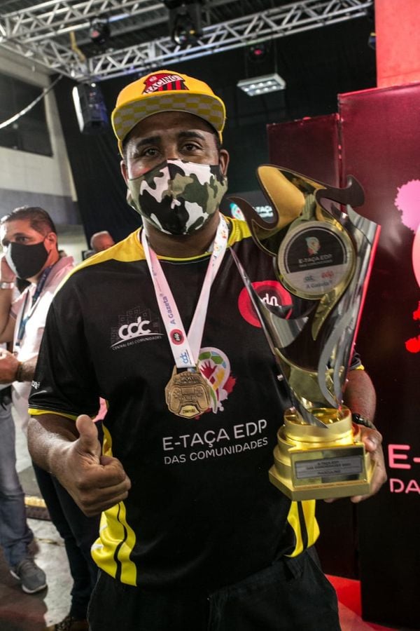 Rafael Neres, técnico de São Pedro campeão da E-Taça EDP das Comunidades  por Adessandro Reis