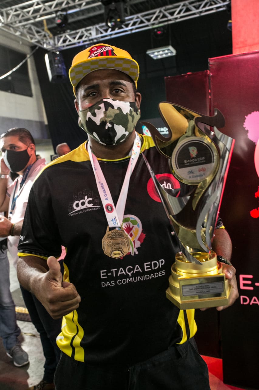 Rafael Neres, técnico de São Pedro campeão da E-Taça EDP das Comunidades 