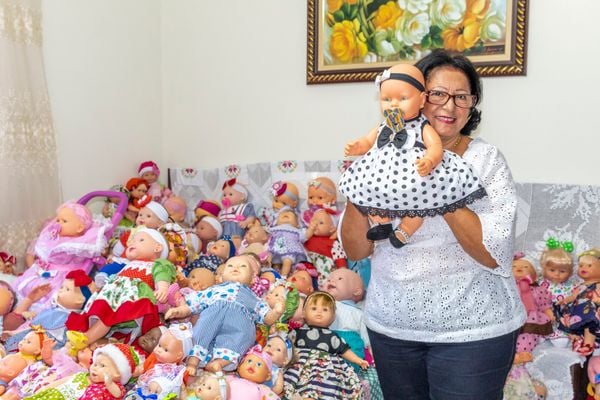 Dona Chiquita recupera bonecas velhas para garantir um Natal mais feliz para crianças carentes