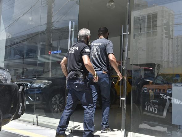 Operação da Polícia Civil e do Gaeco cumpre mandados de busca e apreensão na loja Akira Suzuki, em Itaparica, Vila Velha por Ricardo Medeiros