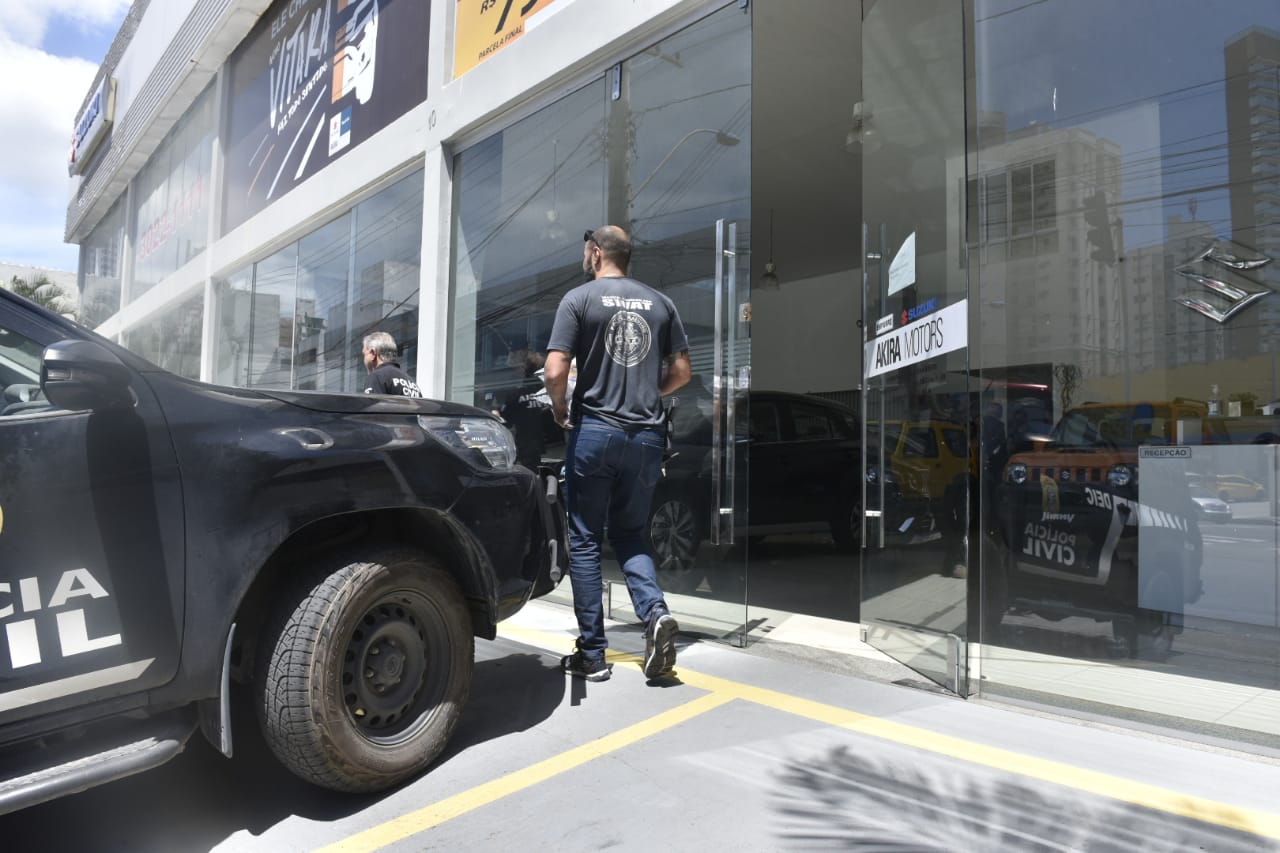 Operação da Polícia Civil e do Gaeco cumpre mandados de busca e apreensão na loja Akira Suzuki, em Itaparica, Vila Velha