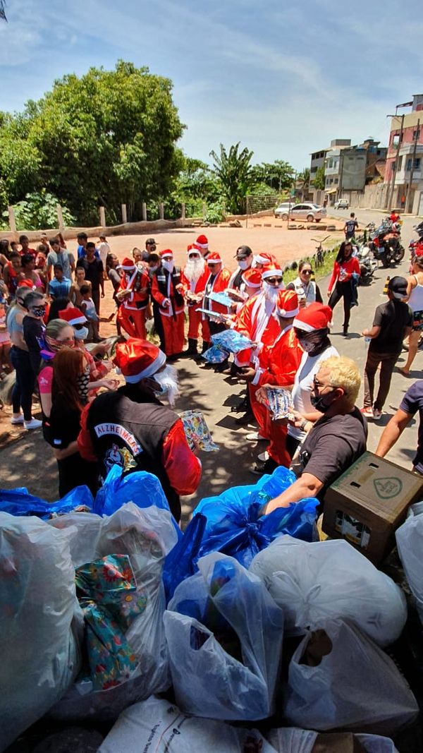 Motociclistas presenteiam crianças carentes por Arquivo pessoal / Burgie Lucas
