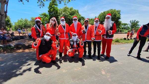 Motociclistas presenteiam crianças carentes por Arquivo pessoal / Burgie Lucas