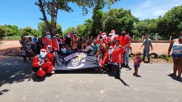 Motociclistas presenteiam crianças carentes por Arquivo pessoal / Burgie Lucas