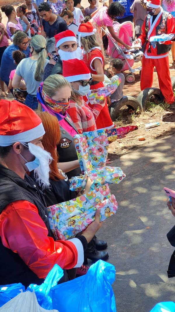 Motociclistas presenteiam crianças carentes por Arquivo pessoal / Burgie Lucas