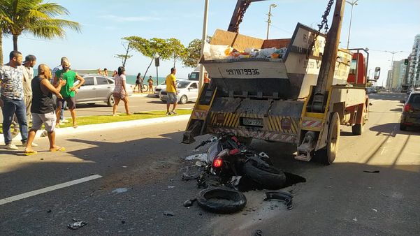 Uma moto bateu na traseira de um caminhão em Itaparica