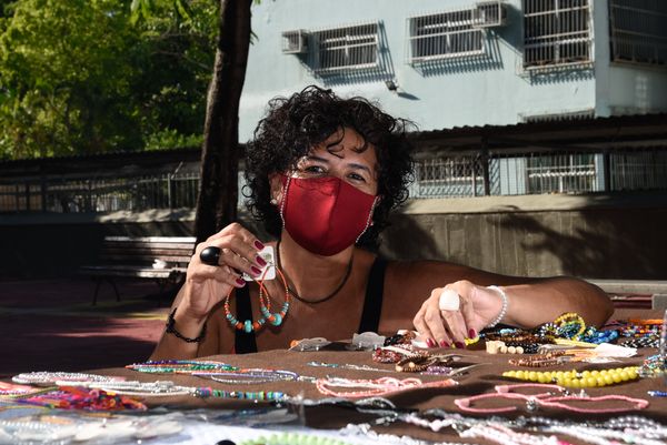 Ana Cristina de Almeida Rodrigues, 52 anos, é contadora e investir na carreira de artesã durante a crise.